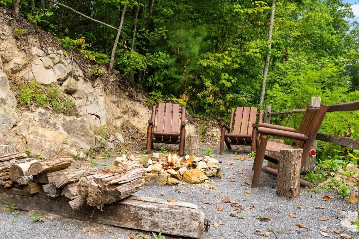 Cabin 5 Studio Cabin With Hot Tub, Water View And Fire Pit Villa Sevierville Exterior photo